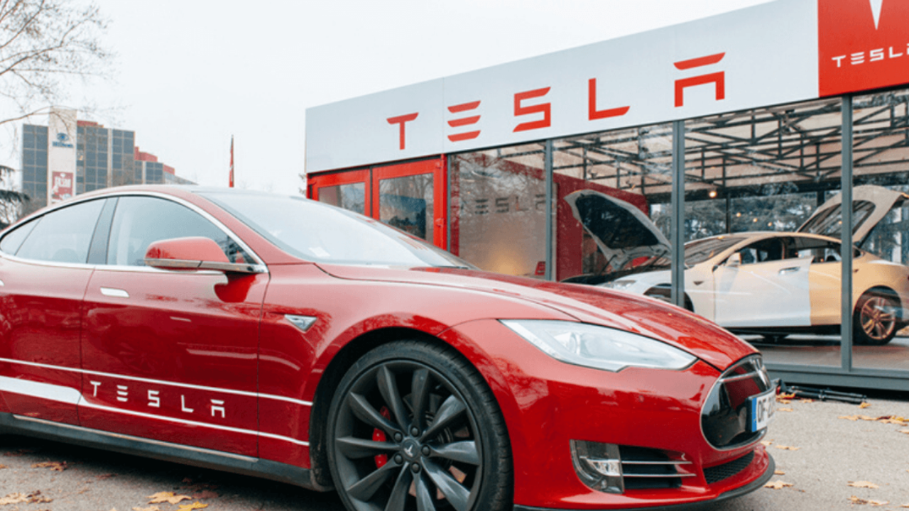 Tesla, yeni pil satın almayan müşterisinin arabasını kilitledi!