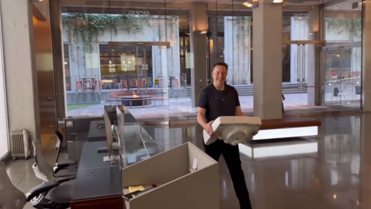 Elon Musk Bey ne yapıyorsunuz? Twitter binasına elinde lavabo ile girdi