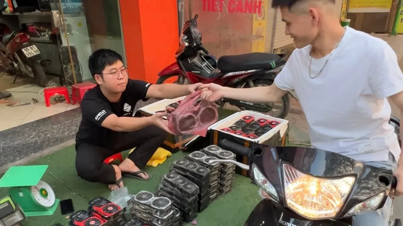 Vietnam'da sokak tezgahında kiloyla ekran kartı sattı: Biz bir tane alamıyoruz