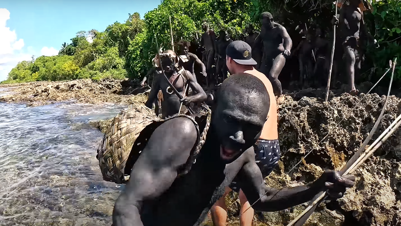 Bir YouTuber, dış dünyayla teması olmayan bir ada kabilesini ziyaret etti!