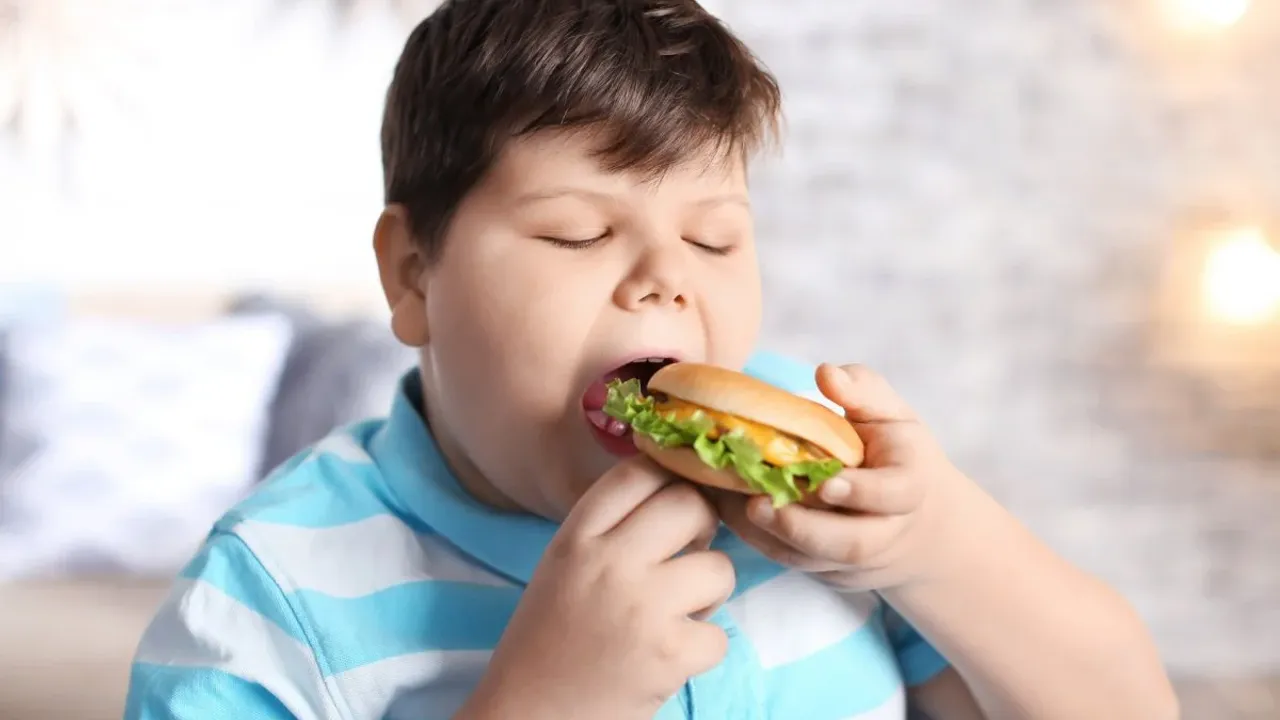 Çocukluk çağında görülen obezite, zayıf beyin sağlığına neden oluyor!