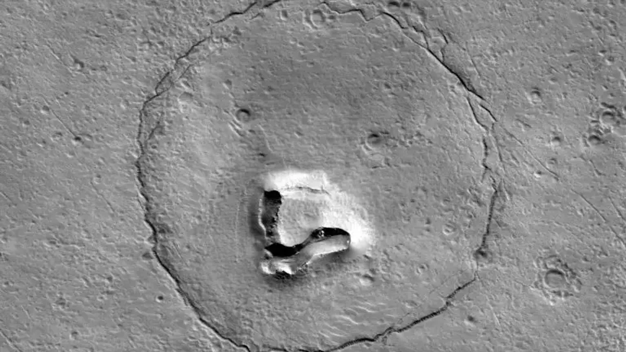 NASA, Mars'ta 'ayı' yüzüne benzer bir oluşum keşfetti!
