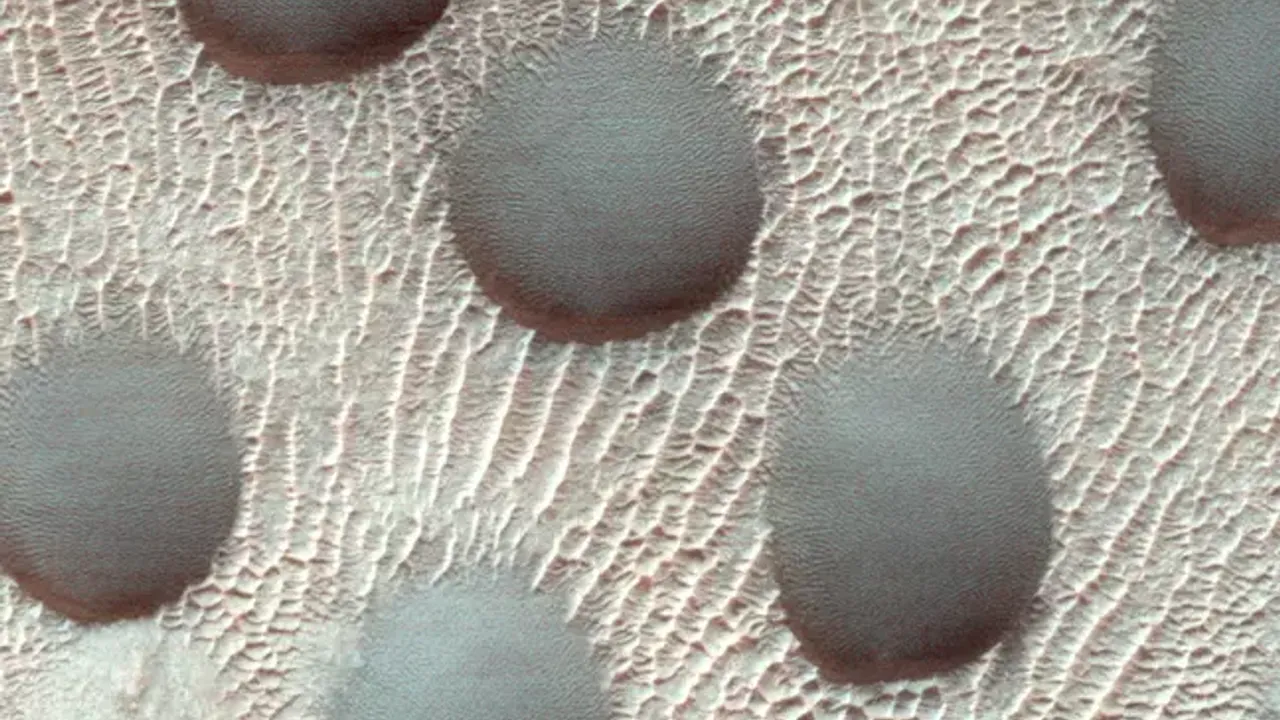 NASA, Mars'ta tuhaf daireler tespit etti!