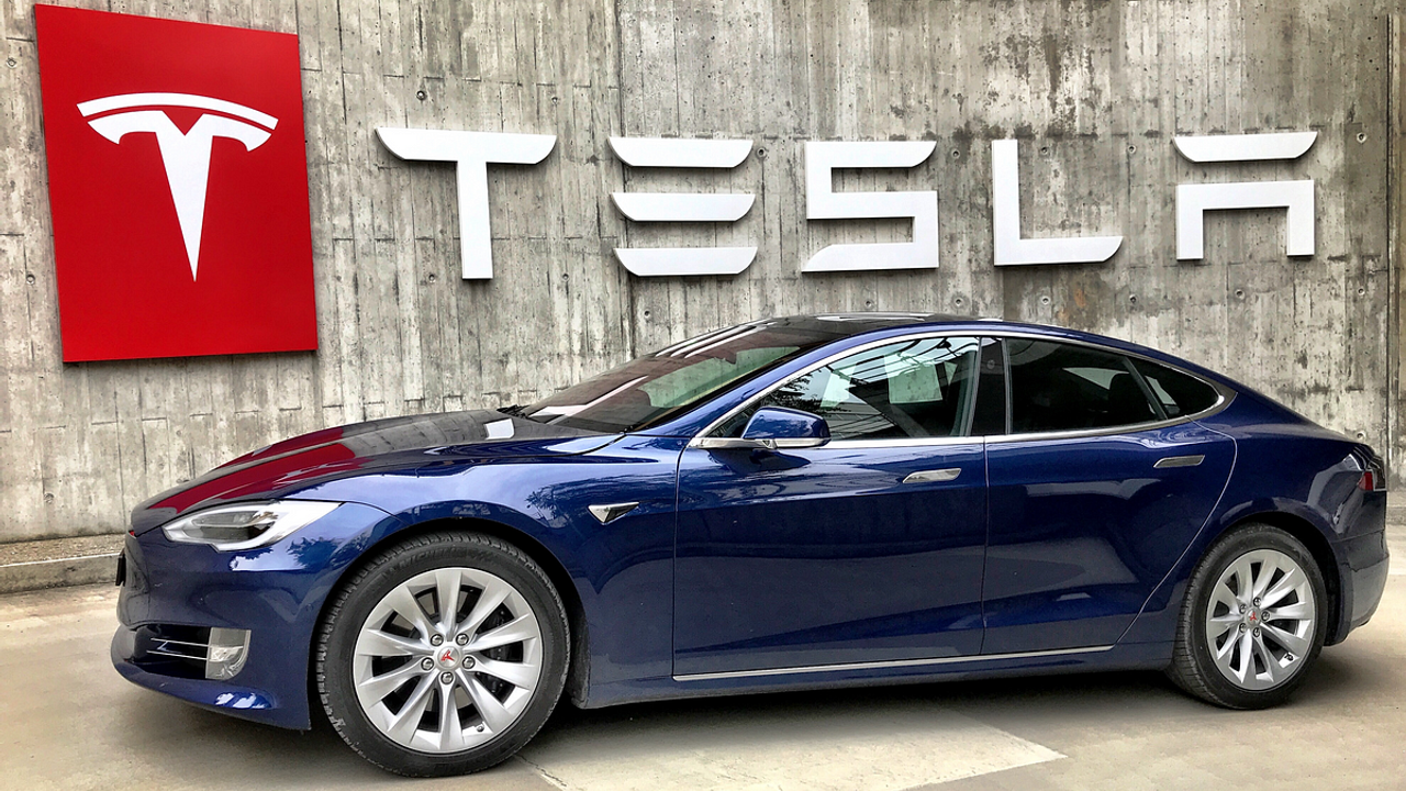 Tesla, araç satışında rekor kırdı! Tahminlerini %38 aştı...
