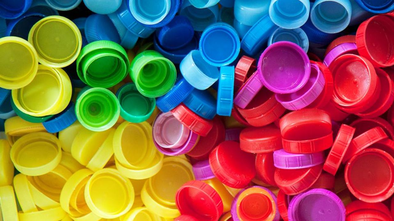 Geri dönüştürülebilir yeni plastikleri mikroplar üretecek!