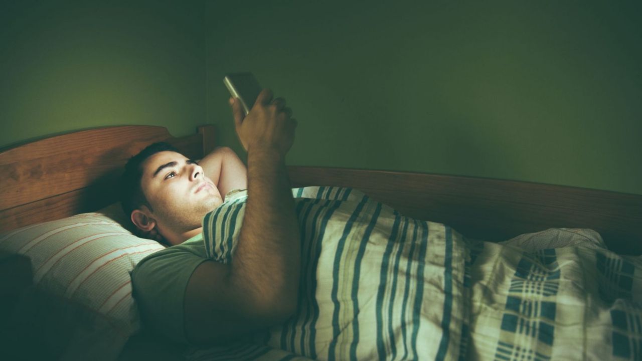 Uyumadan önce telefonla uğraşmak zararlı mı?