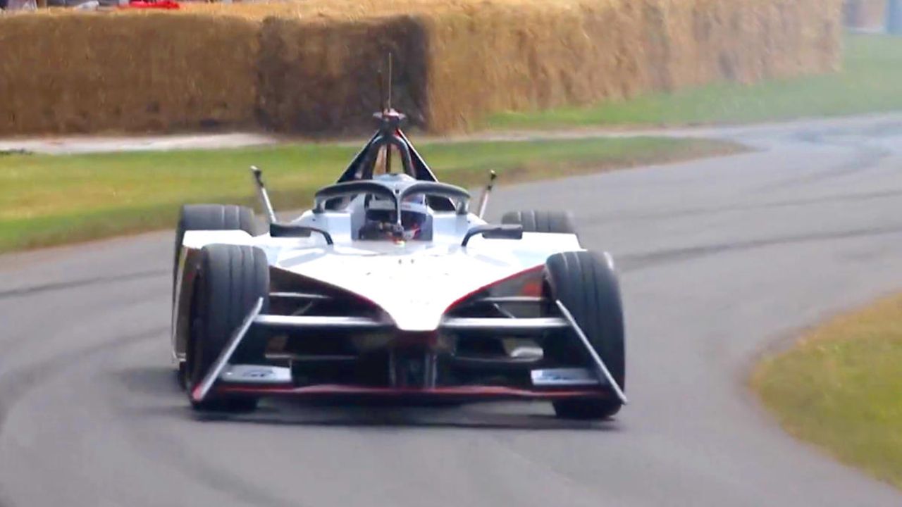 Formula E Gen3 aracı ilk kez piste çıktı! Yer uçağı - VİDEO