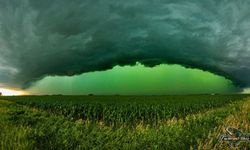Fırtına sırasında gökyüzü yeşile döndü!
