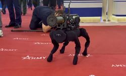 Rus fuarında sırtına roketatar bağlanmış bir robot köpek sergilendi - VİDEO