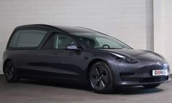 Tesla Model 3'ü cenaze arabasına çevirdiler