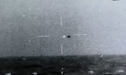 ABD donanmasının çektiği, etrafta uçan ve sonra denize dalan UFO gizemini koruyor - VİDEO