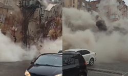Arabalar yıkılan binanın altından son anda kaçtı -VİDEO