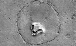 NASA, Mars'ta 'ayı' yüzüne benzer bir oluşum keşfetti!