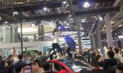 Şangay Fuarı'nda Tesla'ya şok protesto!
