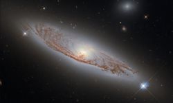 NASA, 150 milyon ışık yılı uzaktaki galaksinin fotoğrafını paylaştı!