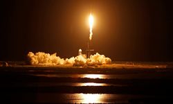 SpaceX’in tarihi uçuşu başladı: Tamamı sivil mürettebat