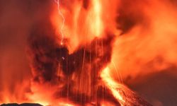Etna Yanardağı patladı: "Volkanik yıldırım" oluştu
