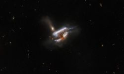 Hubble teleskobu, üç galaksinin birleştiği çılgın bir fotoğraf yakaladı!