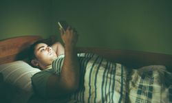 Uyumadan önce telefonla uğraşmak zararlı mı?