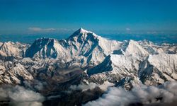 Everest Dağı'nın buzulları yok oluyor! 25 yılda 55 metre eridi...
