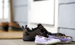 Dünya tartışıyor: Eve ayakkabıyla girmenin zararları neler?