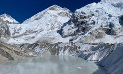 Everest kampı, eriyen buzullar nedeniyle taşınacak!
