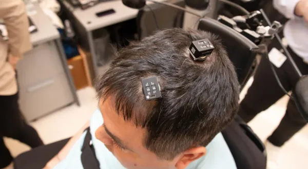 Yapay zekalı beyin implantı, felçli hastaya 'his' kazandırdı!