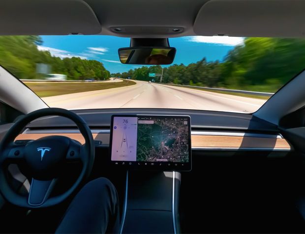Tesla açığını bulan kullanıcılar, arabalarını bedavaya otopilot olarak kullanıyor!