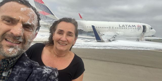Uçak kazasından sağ kurtulan çiftin ilk işi selfi çekmek oldu