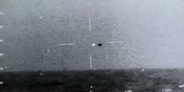 ABD donanmasının çektiği, etrafta uçan ve sonra denize dalan UFO gizemini koruyor - VİDEO