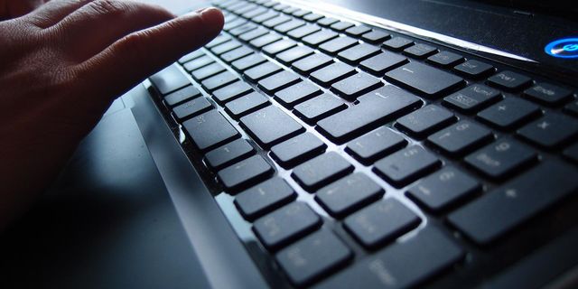 Dizüstü bilgisayar klavyesi nasıl temizlenir?