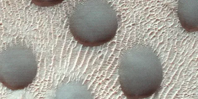 NASA, Mars'ta tuhaf daireler tespit etti!