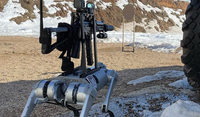 Makineli tüfekle donanmış robot köpek olay oldu - VİDEO