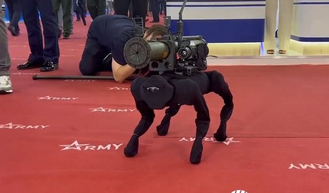 Rus fuarında sırtına roketatar bağlanmış bir robot köpek sergilendi - VİDEO