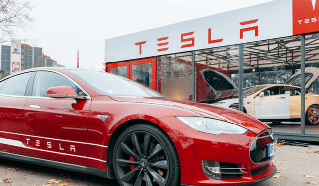 Tesla, yeni pil satın almayan müşterisinin arabasını kilitledi!