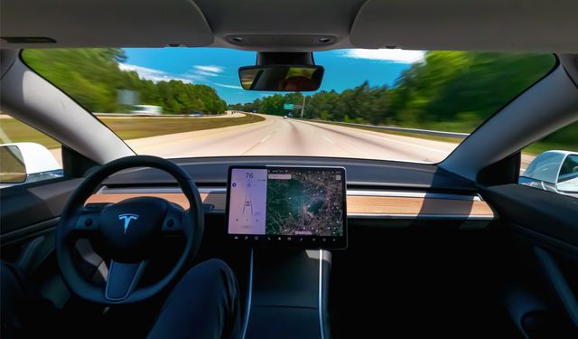 Tesla açığını bulan kullanıcılar, arabalarını bedavaya otopilot olarak kullanıyor!