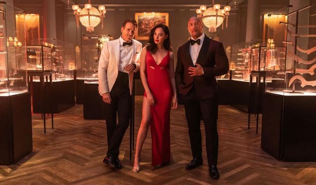 Gal Gadot, Dwayne Johnson ve Ryan Reynolds'lı Red Notice'ten ilk fragman geldi!