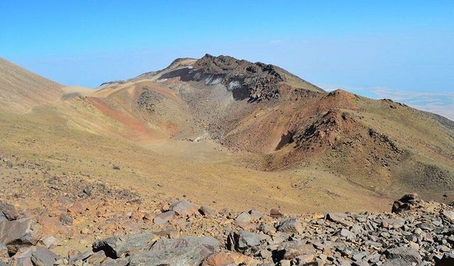 Süphan Dağı’ndaki 3 krater gölü kurudu