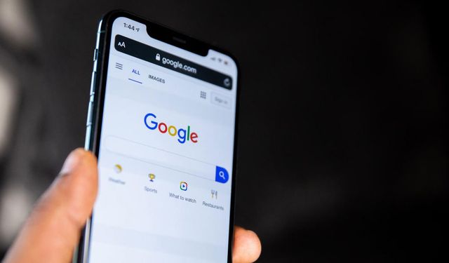 Google, Android uygulamasında 'daha karanlık' olan bir 'karanlık modu' test etmeye başladı