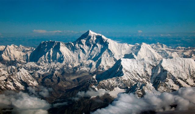 Everest Dağı'nın buzulları yok oluyor! 25 yılda 55 metre eridi...