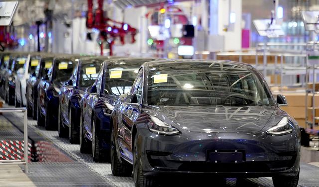 Tesla, çalışanlarını fabrikada uyumaya zorluyor