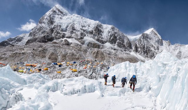 Everest ana kampı eriyor! Dağcıların cesetleri ortaya çıkıyor...