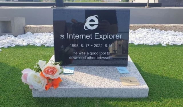 Internet Explorer için mezar taşı diktiler! Merhumu nasıl bilirdiniz?