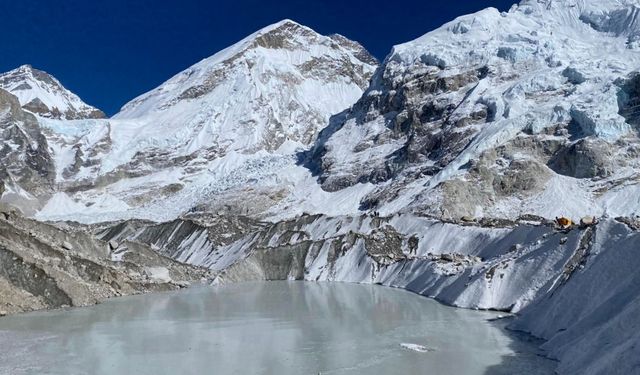 Everest kampı, eriyen buzullar nedeniyle taşınacak!