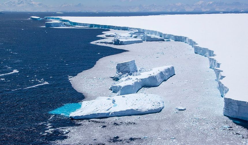 Antarktika buz levhası koptu kopacak! 458 kilometrelik taban nehri keşfedildi