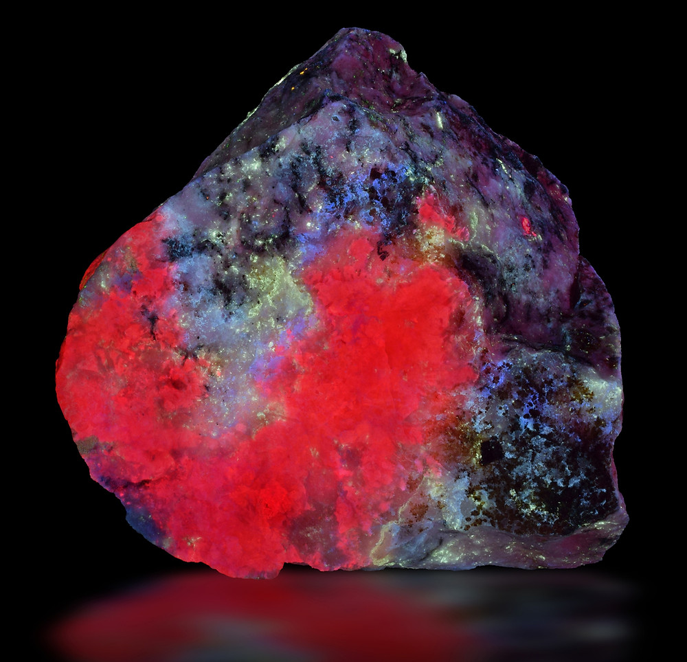 uv ışık altında renk değiştiren mineraller (3)