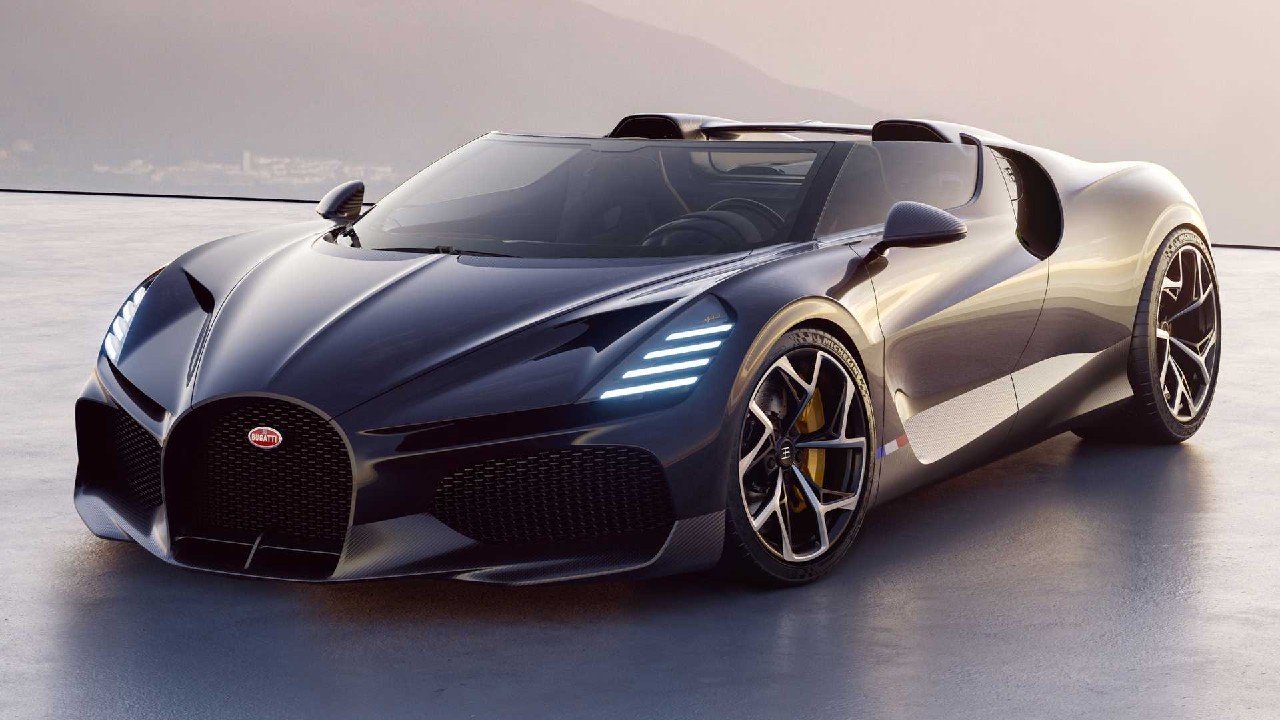 Fransız süper otomobil üreticisi Bugatti, yeni bir hız makinesiyle karşımızda. Yeni Bugatti Mistral, şirketin artık ikonikleşen W16 motora sahip son aracı. Bugatti Mistral dünyanın en hızlı roadster otomobili olacak. 