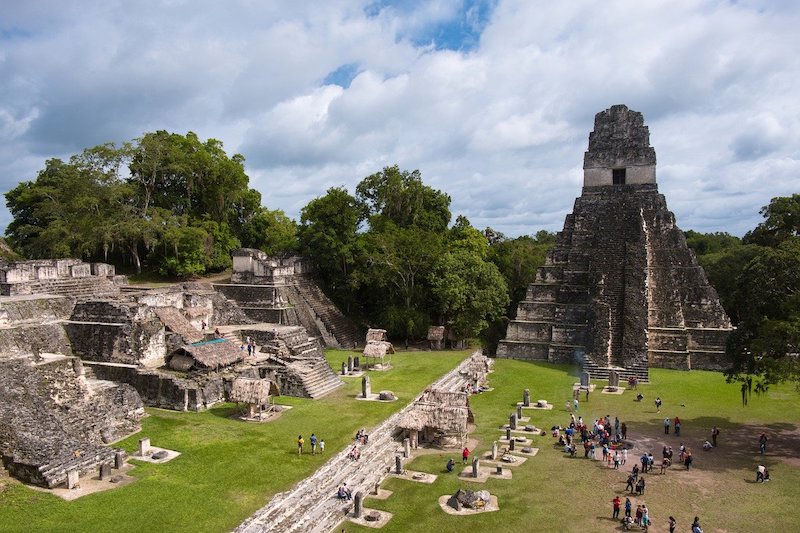 Avustralya, Amerika Birleşik Devletleri ve Birleşik Krallık'tan ortaklığında oluşan bir arkeolog ekibine göre, Mezoamerika'daki antik Maya halkı, dekoratif ve törensel amaçlar için zinober ve civa kullandı.(Cıva, insan ve ekosistem sağlığını etkileyen çok toksik bir maddedir.)
