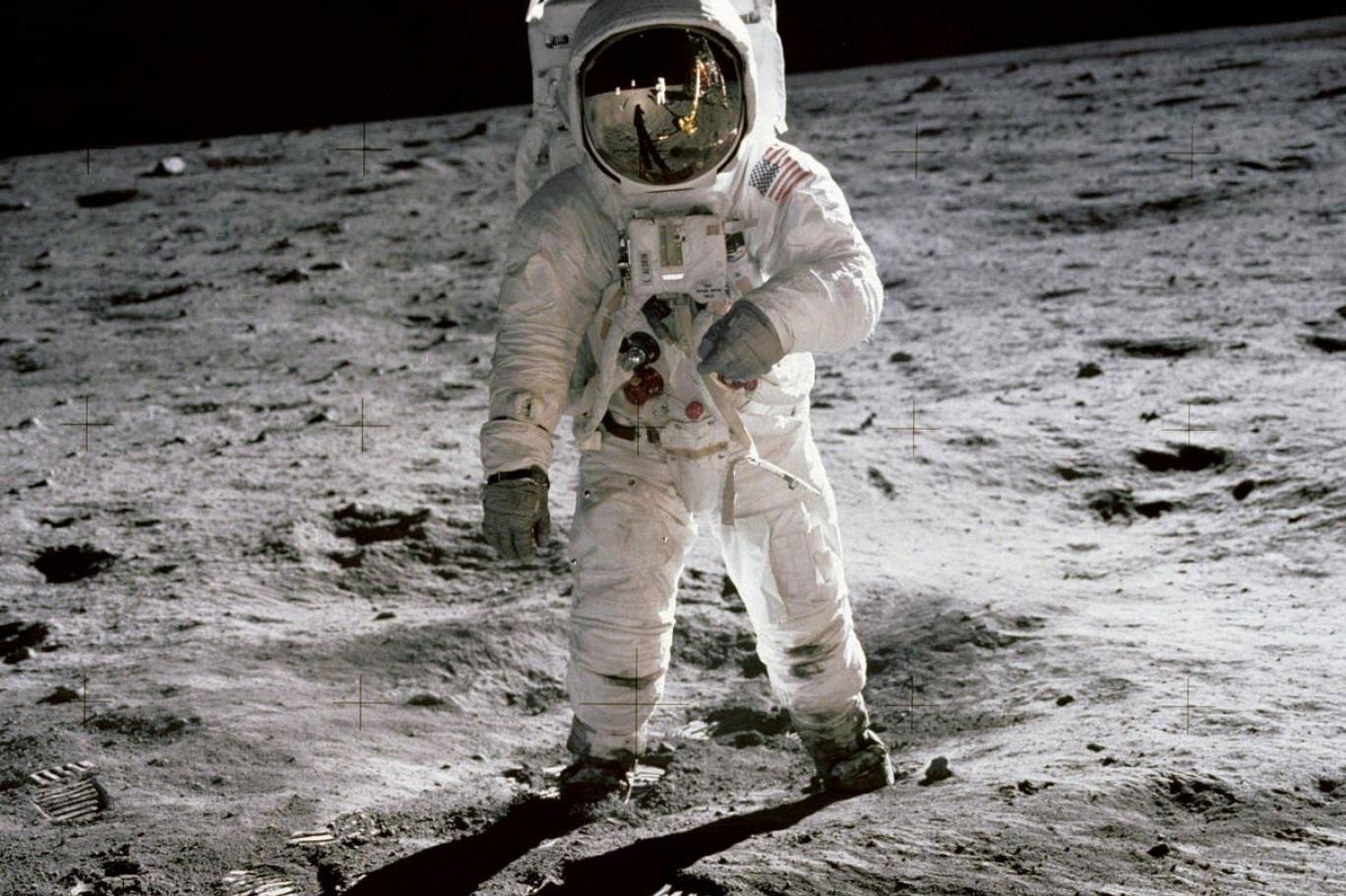 İnsanlık olarak 20 Temmuz 1969 yılında NASA'nın Apollo görevi kapsamında ilk kez Ay'a ayak bastık. Bu süreçte farklı uzay görevleri yapıldı ve toplamda 24 astronottan 12'si Ay yüzeyine ayak bastı.

Apollo görevi sırasında astronotların Ay yüzeyinde bulunduğu ve daha önce hiç yayınlanmamış olan fotoğraflar açık artırmaya çıkarılıyor.  Los Angeles Modern Müzayede ve Wright müzayede evi, Apollo görevlerinin 50. yıl dönümüne özel daha önce yayınlanmayan fotoğrafları açık artırma ile satacak.

Fotoğraflar sadece Apollo görevi değil, diğer görevlerden fotoğrafları da içeriyor.

Açık artırmada toplamda 300 fotoğraf satışa çıkacak. Neil Armstrong’un Ay yüzeyindeki tek fotoğrafı da büyütülmüş ve netleştiriliş olarak 30 bin ila 50 bin dolar tahmini değerle satılacak.

İşte ilk kez gördüğümüz ve açık artırmaya çıkarılacak fotoğraflar: