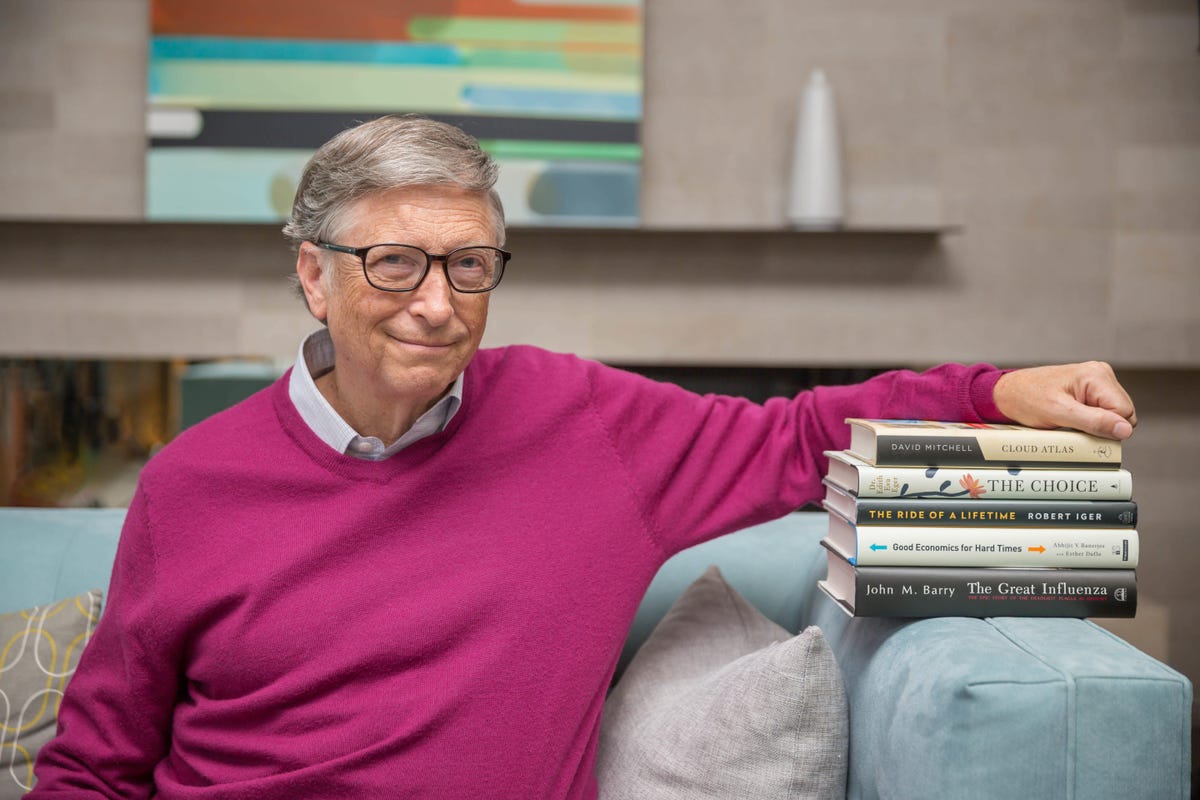 Microsoft'un kurucusu ve bir dönemin dünyanın en zengin insanı Bill Gates, sadece komplo teorileriyle tanınan zengin bir insan değil. Aynı zamanda çok iyi bir kitap okuyucusu ve Gates Vakfı üzerinden yaptığı bağışlarla oldukça iyi bir yardımsever. 
Bill Gates özellikle COVID-19 döneminde ağırlık verdiği GatesNotes işimli internet sitesinde kitap önerilerinde bulunuyor. Gates, sitesinde yayınladığı gönderide bir YouTube videosu ile yeni kitap önerilerinde bulundu. Bill Gates bu kez bugüne kadar okuduğu tüm kitapların içinde en sevdiği 5 tanesi izleyicileriyle paylaştı. 
İşte Bill Gates’in en sevdiği 5 kitap: